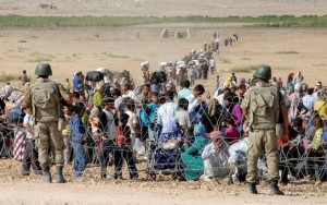 Syrian-Kurd-refugees-approach-Turkish-border